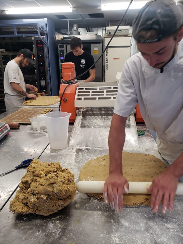 Pâtissier utilisant un laminoir