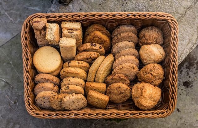 Assortiment de biscuits dans un panier