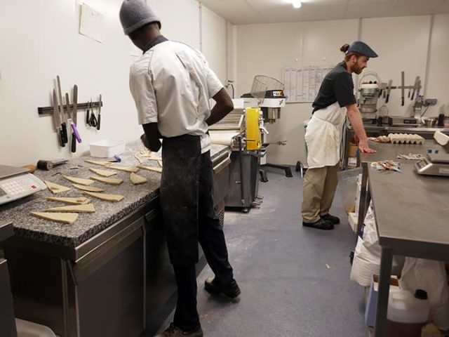 Pâtissiers au travail