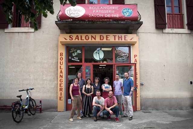 équipe des Ateliers de la Liberté devant le magasin