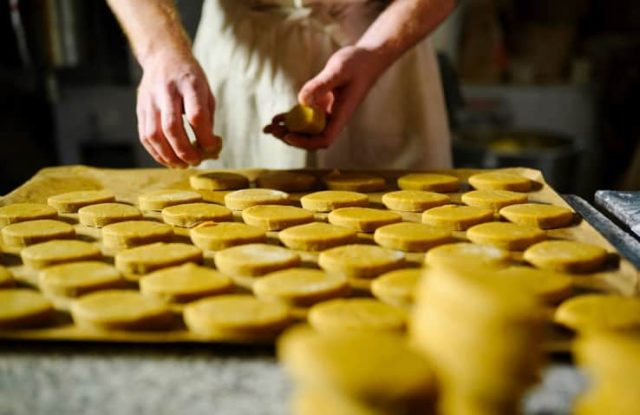 Pâtissier préparant des biscuits